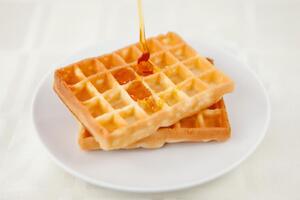 Успенская поливает вафли кленовым сиропом