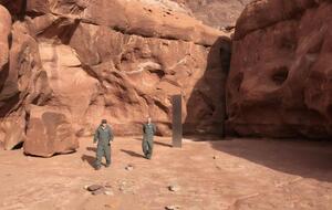 На думку одного з пілотів, які знайшли моноліт, його там залишив якийсь художник