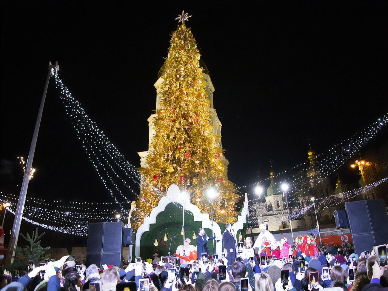 В 2019 году главную елку Украины зажгли 19 декабря, в День святого Николая