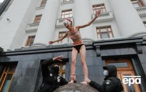 Активистку с шара сняли полицейские