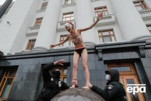 Активистку с шара сняли полицейские