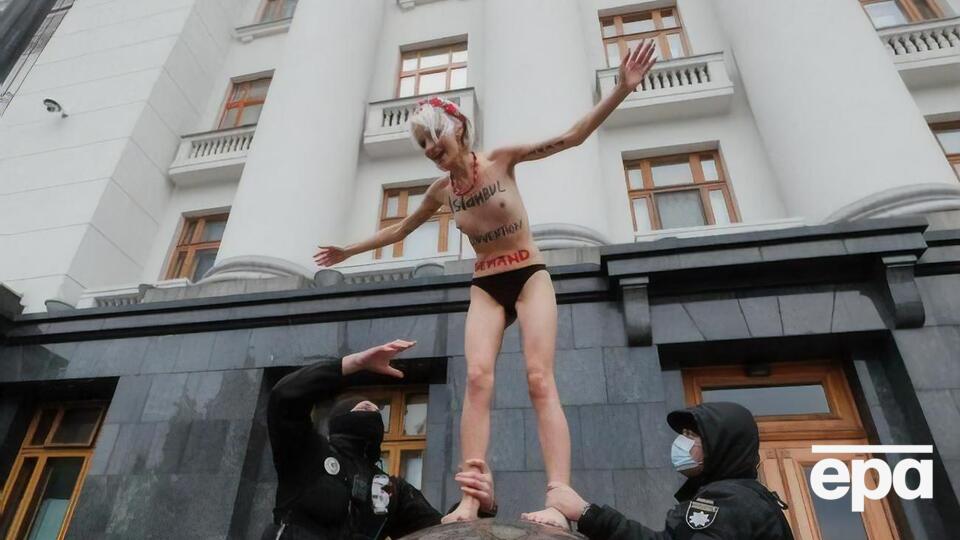 Активистку с шара сняли полицейские