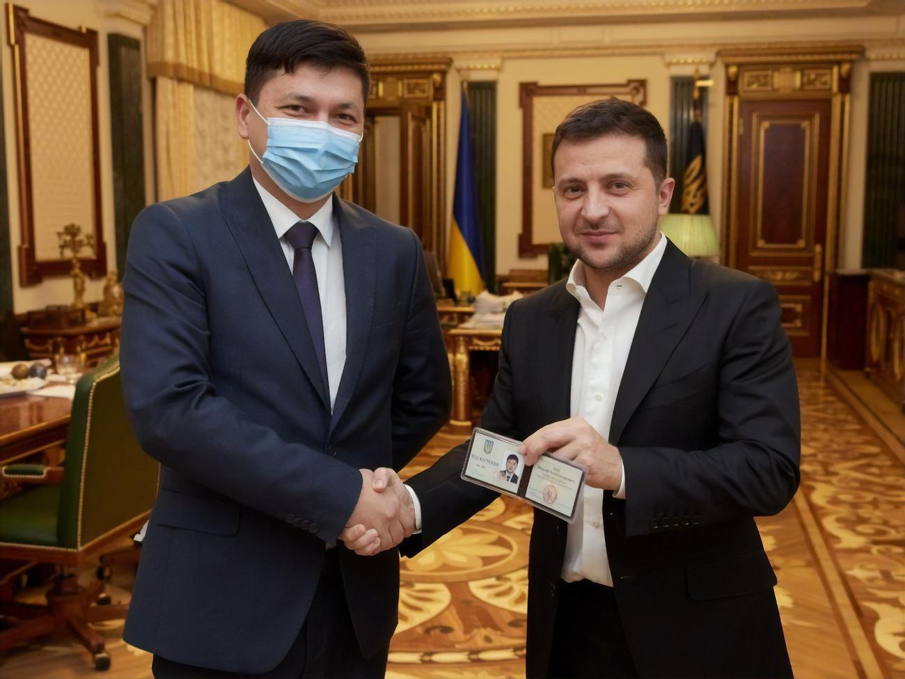 Зеленский вручил Киму служебное удостоверение