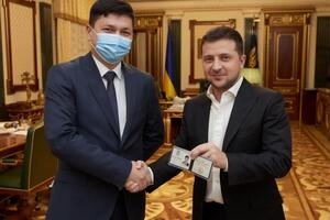 Зеленский вручил Киму служебное удостоверение