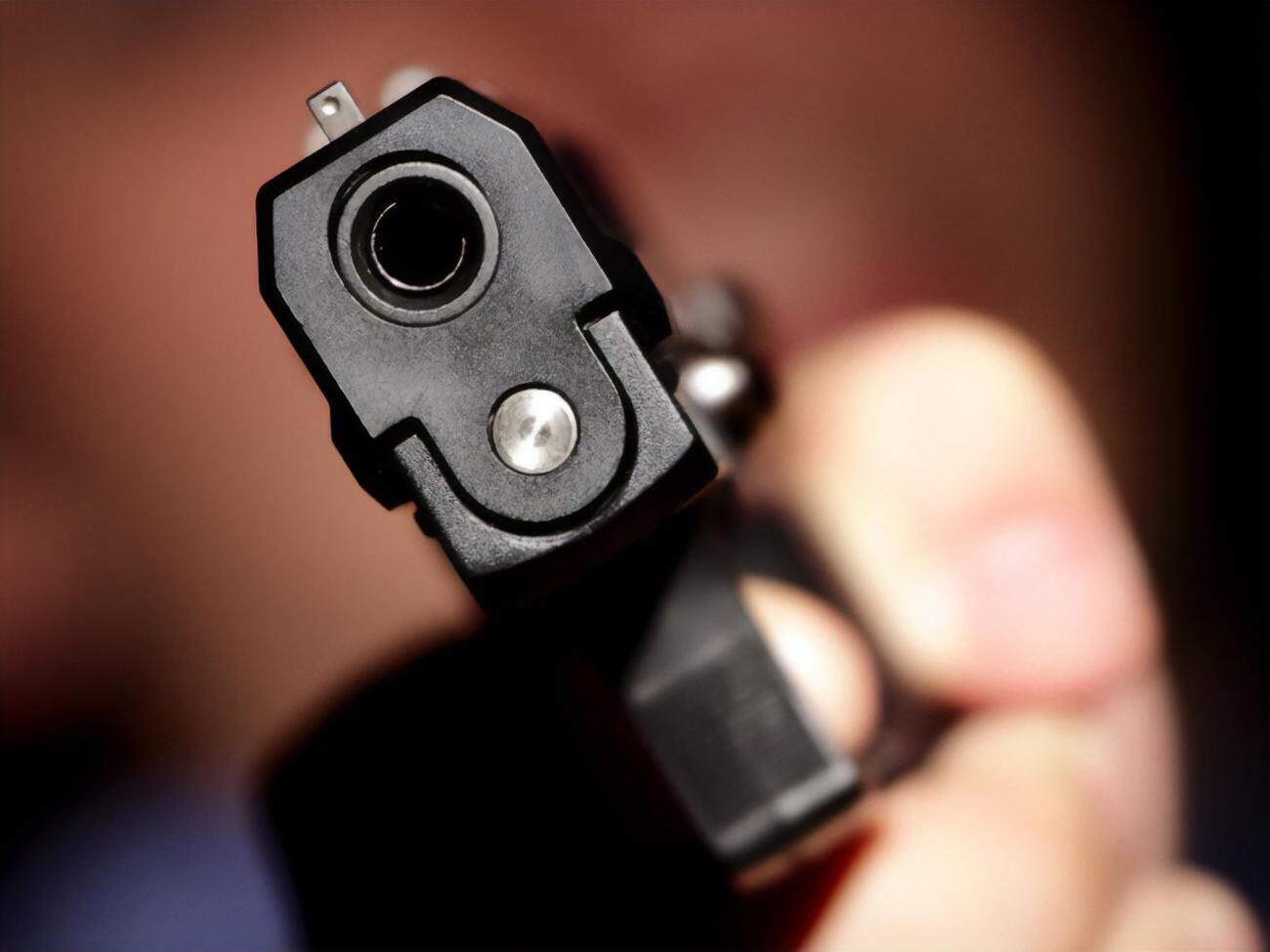 Пистолет был заряжен холостыми патронами