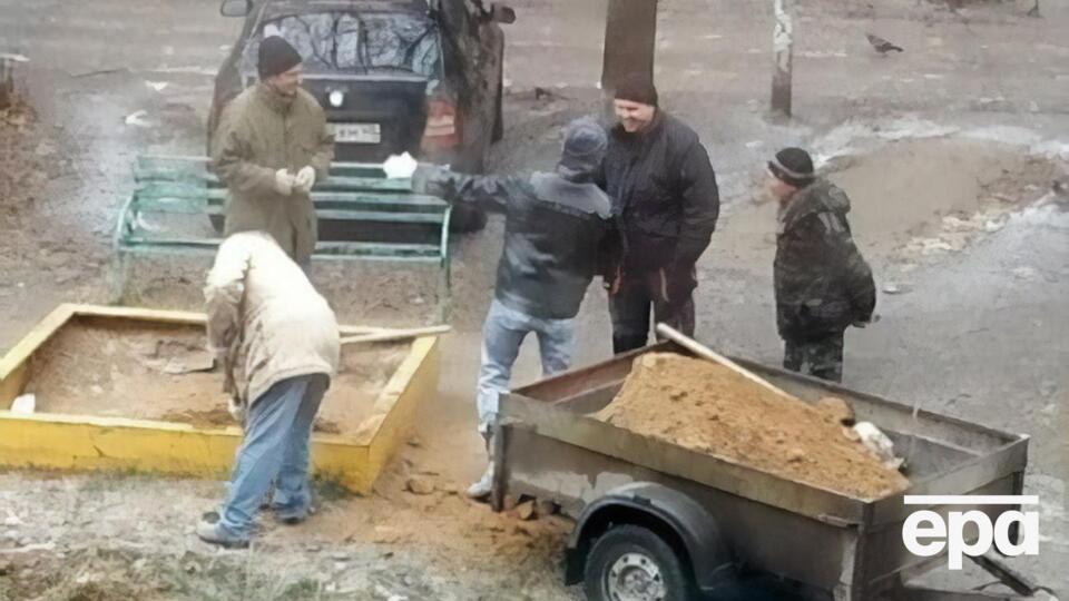 В РФ коммунальные службы использовали песок с детской площадки