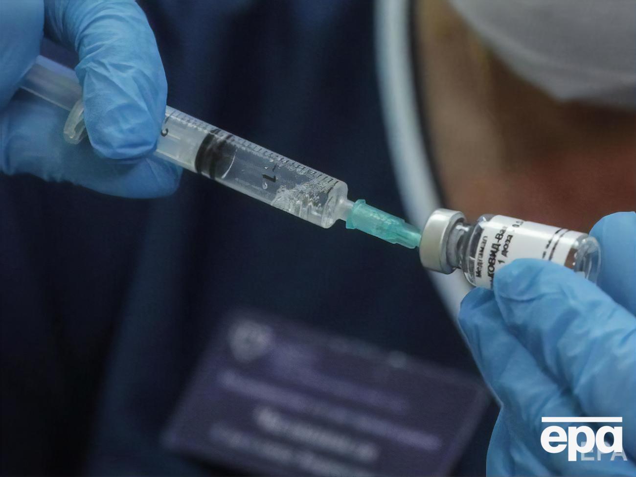 Массовую вакцинацию российской вакциной планируют начать в 2021 году