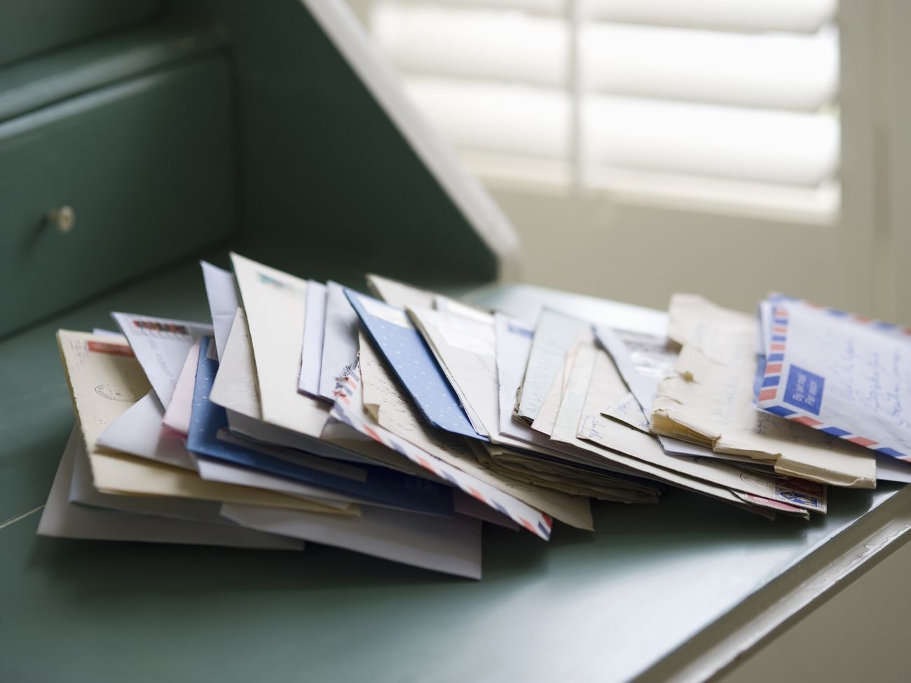 Суды заявили о нехватке денег на конверты и марки