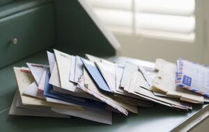 Суды заявили о нехватке денег на конверты и марки