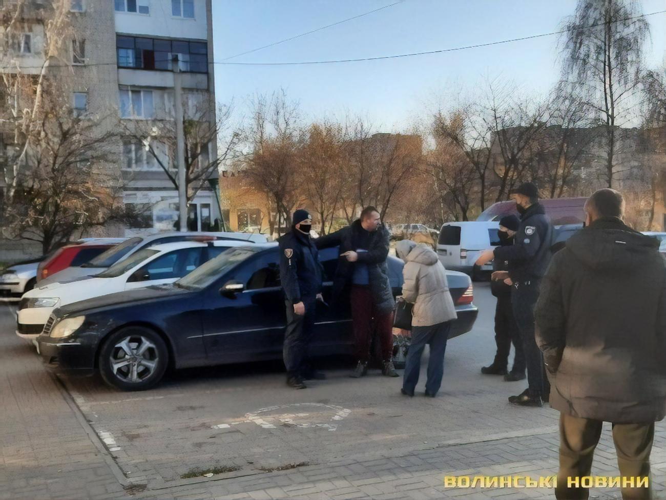 Нарушитель еще поставил машину на стоянку на месте для водителей с инвалидностью