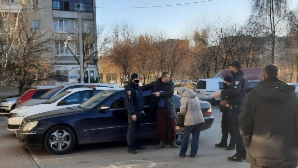 Нарушитель еще поставил машину на стоянку на месте для водителей с инвалидностью
