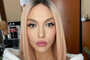 Полякова сделала семейное селфи