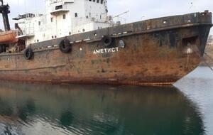 Буксир "Аметист" стоит на причале в поселке Александровка