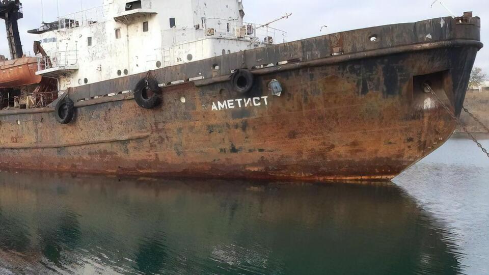 Буксир "Аметист" стоит на причале в поселке Александровка