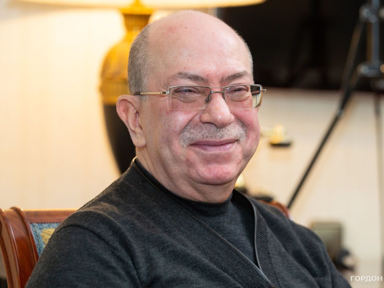 Швец: С машин ящиками бросали мороженое в толпу