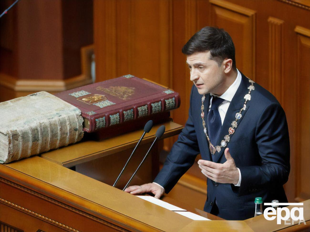 Зеленский вступил в должность президента 20 мая 2019 года