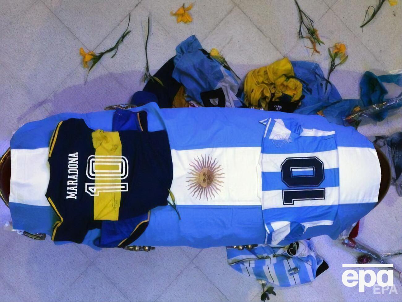 Гроб с Марадоной накрыли флагом Аргентины