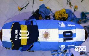 Гроб с Марадоной накрыли флагом Аргентины