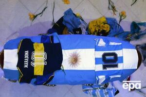 Гроб с Марадоной накрыли флагом Аргентины