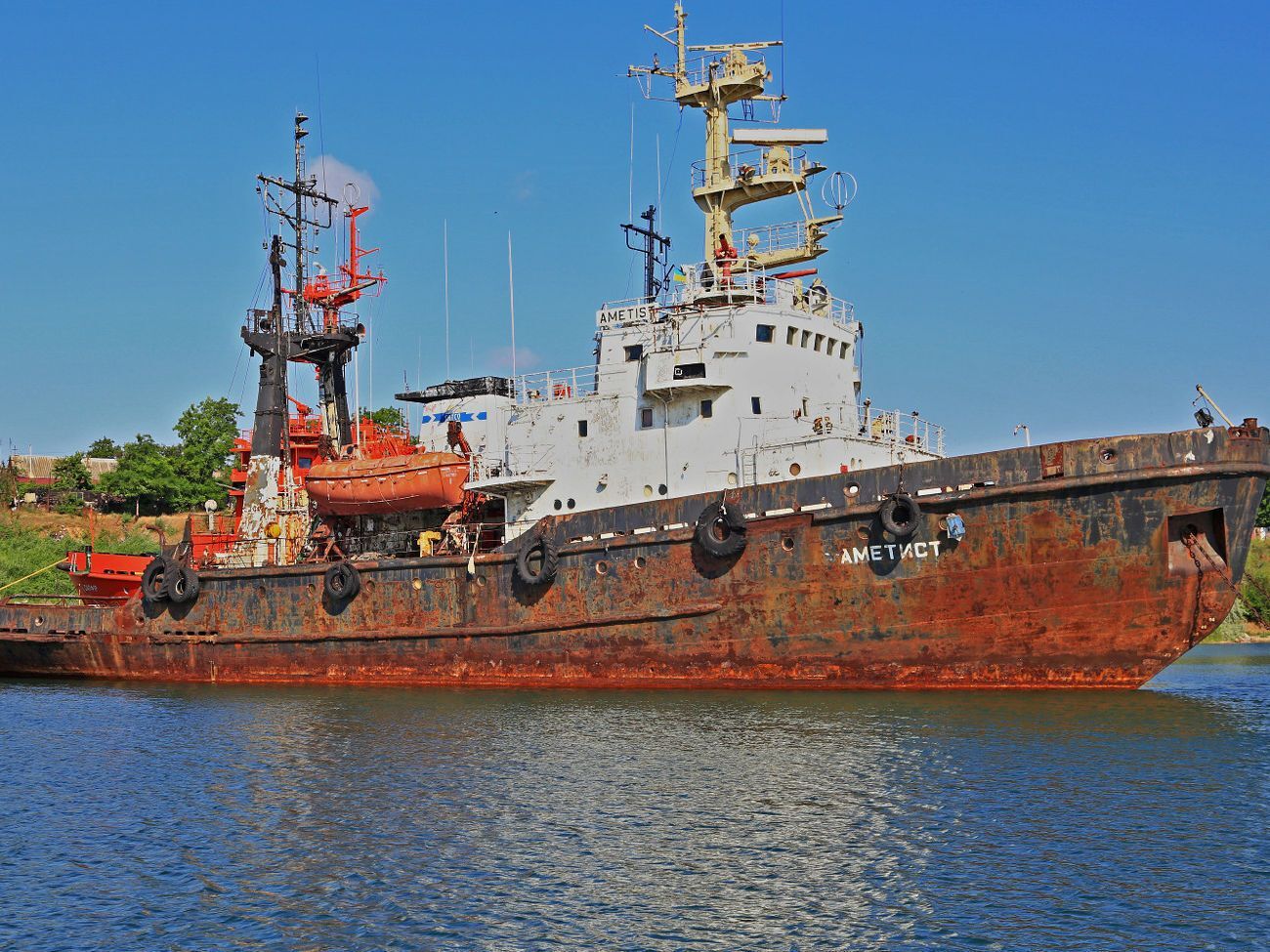 "Думская" писала, что пятно нефтепродуктов образовалось вокруг стоящего у причала буксира "Аметист"