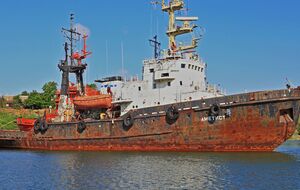 "Думская" писала, что пятно нефтепродуктов образовалось вокруг стоящего у причала буксира "Аметист"