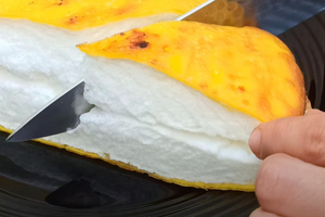 Приготовленный омлет напоминает торт