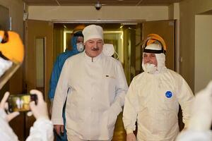 Лукашенко (в центрі) сьогодні відвідав 6-ту міську клінічну лікарню Мінська