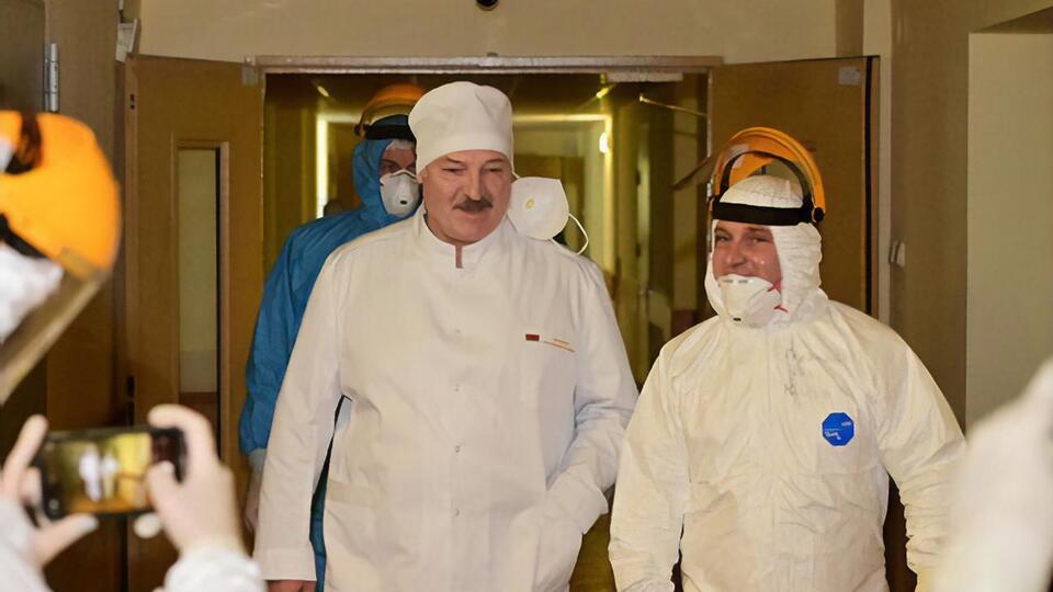 Лукашенко (в центре) сегодня посетил 6-ю городскую клиническую больницу Минска
