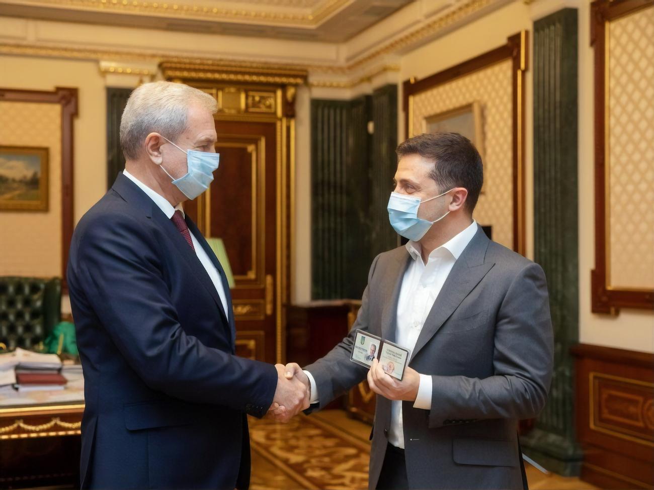 Зеленский вручил Гриневецкому служебное удостоверение