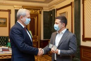 Зеленський вручив Гриневецькому службове посвідчення