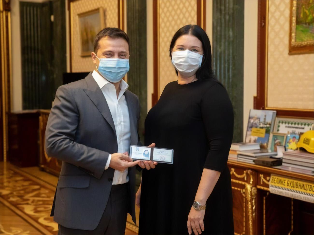 Зеленский вручил Тимчук удостоверение