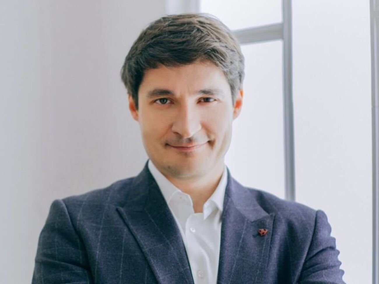 Последний год мы не слышим никаких заявлений от НАБУ ни по хищениям на таможне, ни на "Большом строительстве". Подвешенный Сытник выгоден власти