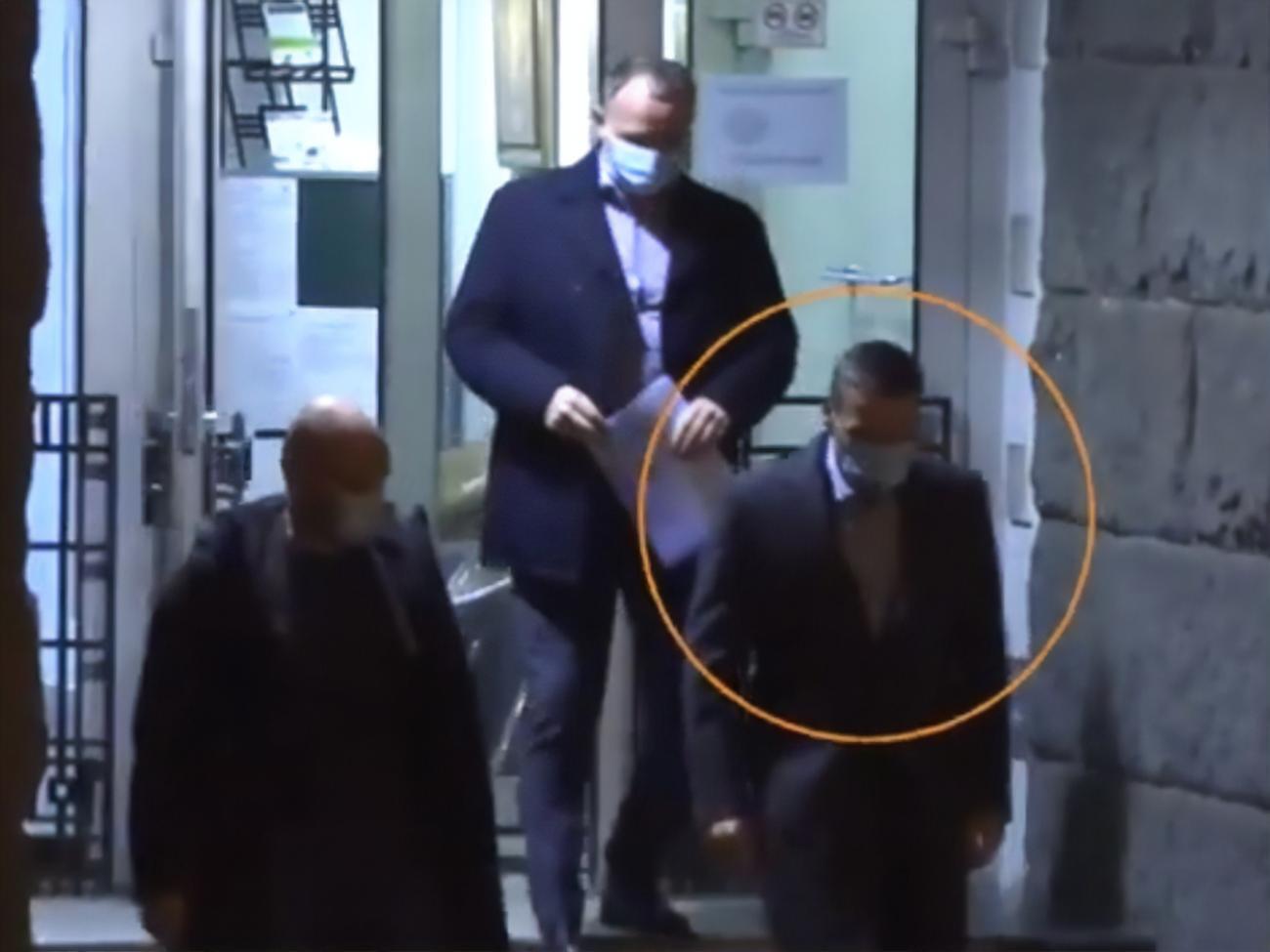 Журналісти зняли, як бізнесмени і чиновники виходили з одного приміщення