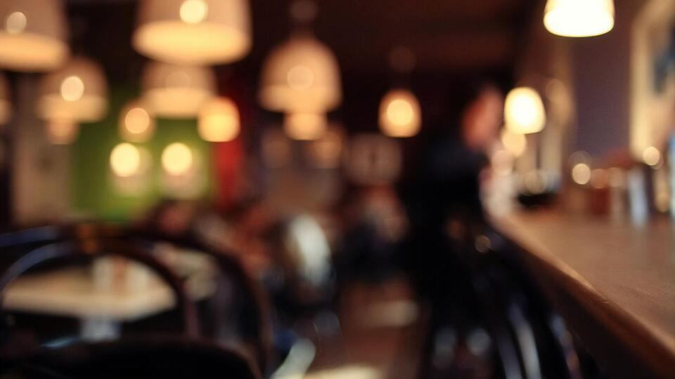 С 4 декабря в Великобритании начнут действовать ужесточенные карантинные меры, которые ограничат работу пабов и ресторанов