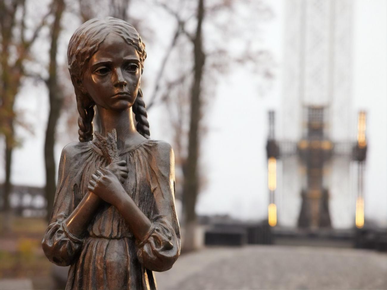 Голодомор 1932&ndash;1933 років&nbsp;&ndash; масовий голод, який призвів до багатомільйонних жертв у сільській місцевості на території Української РСР
