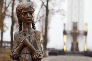 Голодомор 1932–1933 років – масовий голод, який призвів до багатомільйонних жертв у сільській місцевості на території Української РСР