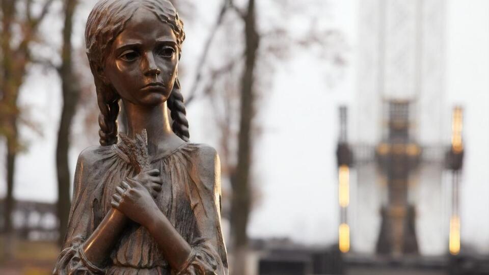 Голодомор 1932–1933 років – масовий голод, який призвів до багатомільйонних жертв у сільській місцевості на території Української РСР