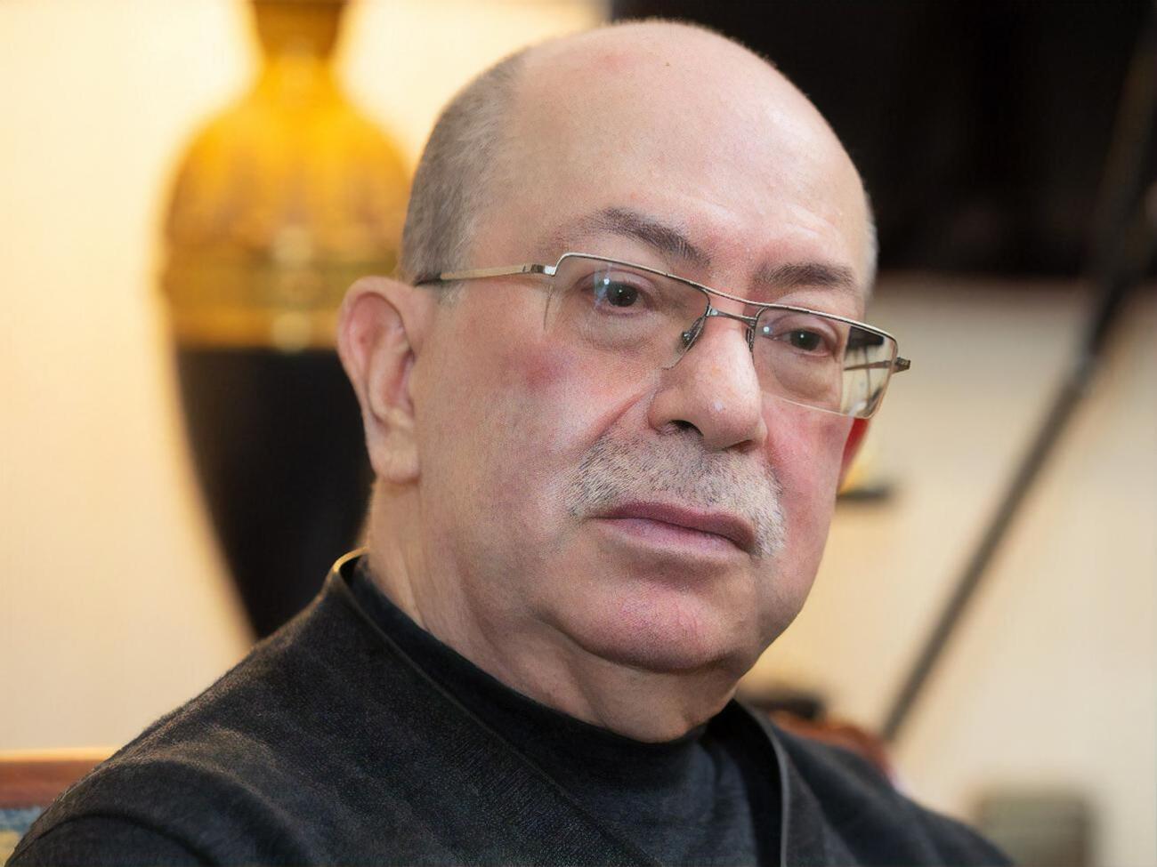 Швец:&nbsp;Оставили меня одного с бандитами. И я смотрю: в полутьме эти урки начинают поднимать голову и осматриваться, кто здесь их охраняет