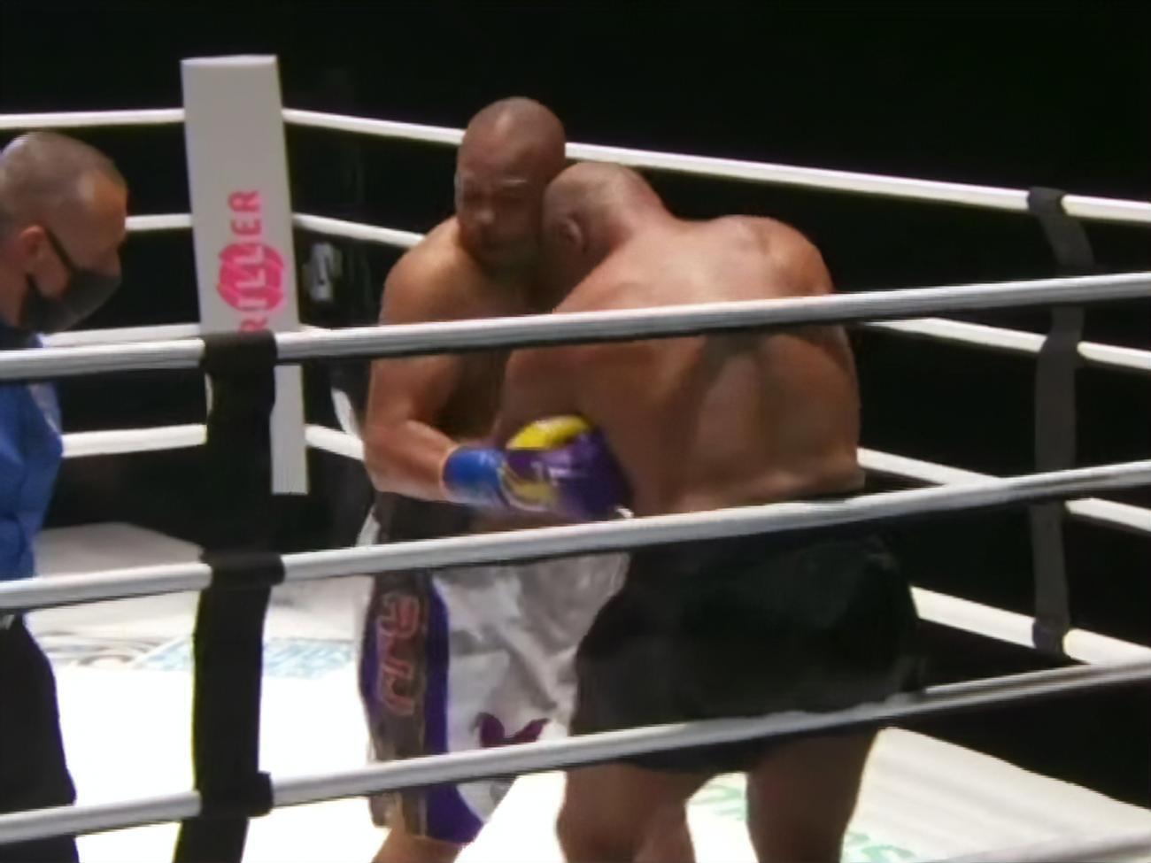 Судьи поединка присудили ничейный результат, а уникальный пояс WBC Frontline Battle достался и Джонсу, и Тайсону