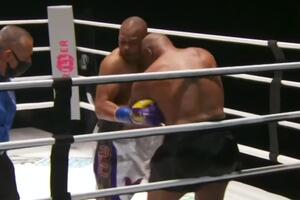 Судьи поединка присудили ничейный результат, а уникальный пояс WBC Frontline Battle достался и Джонсу, и Тайсону