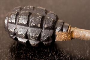 По данным полиции, под офисом взорвалась, вероятно, граната