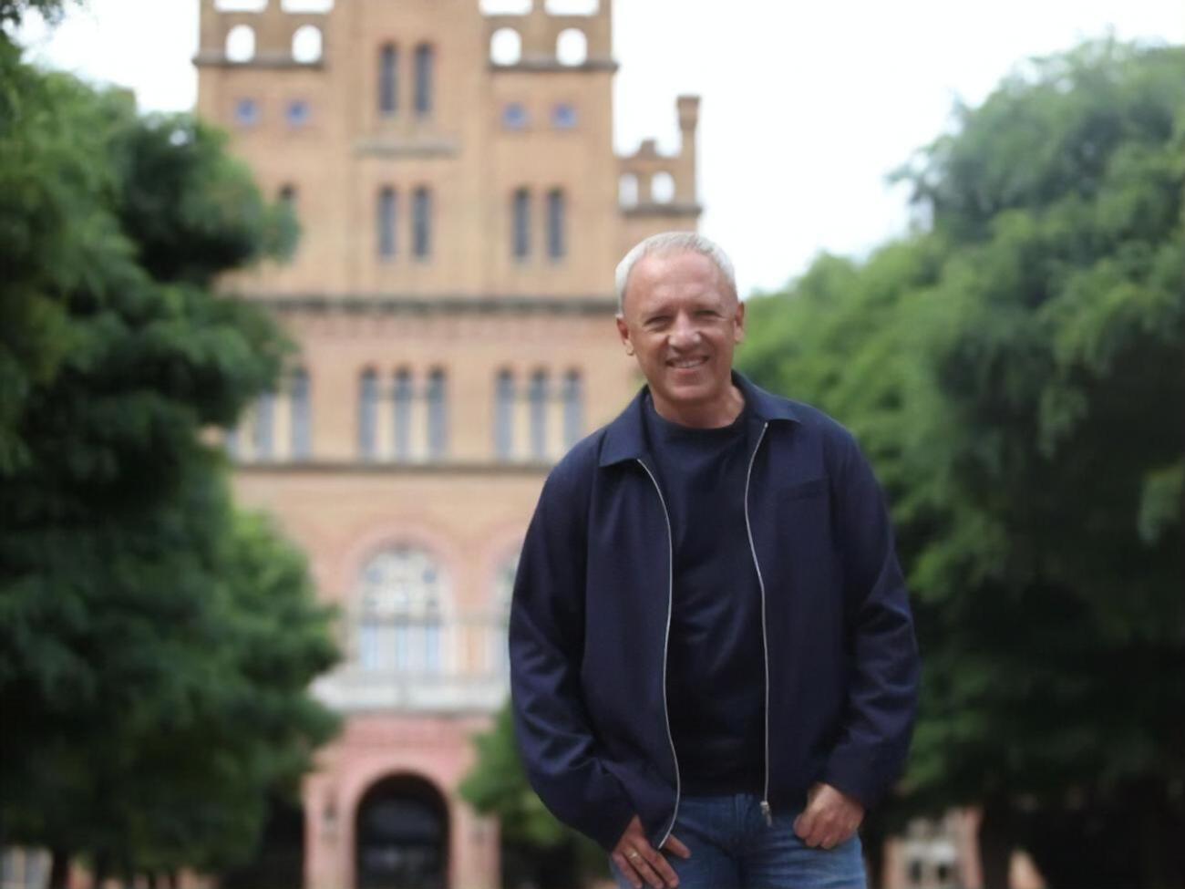 Кличук с 1998 года возглавляет компанию "Рома", которая специализируется на оптовой продаже продуктов питания