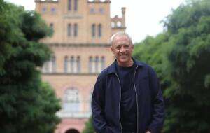 Кличук с 1998 года возглавляет компанию "Рома", которая специализируется на оптовой продаже продуктов питания