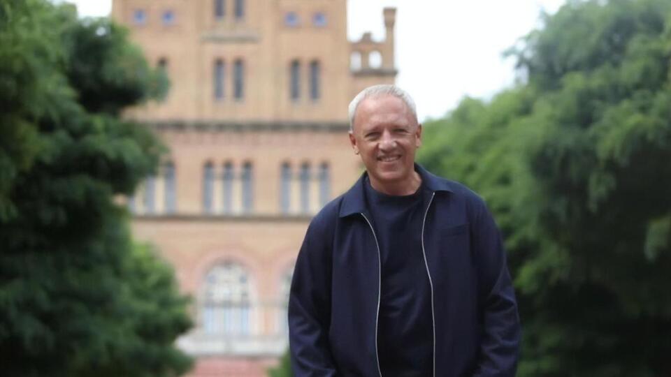 Кличук с 1998 года возглавляет компанию "Рома", которая специализируется на оптовой продаже продуктов питания