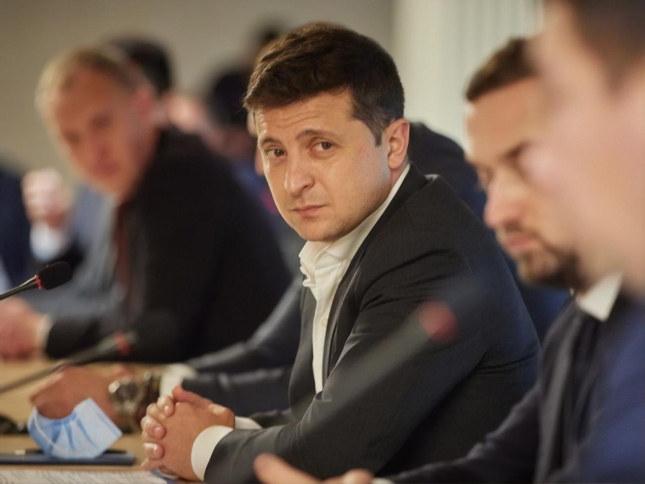 Президент Зеленський закликав парламент визнати неправомірним рішення КСУ, позбавити повноважень увесь склад суду і призначити новий