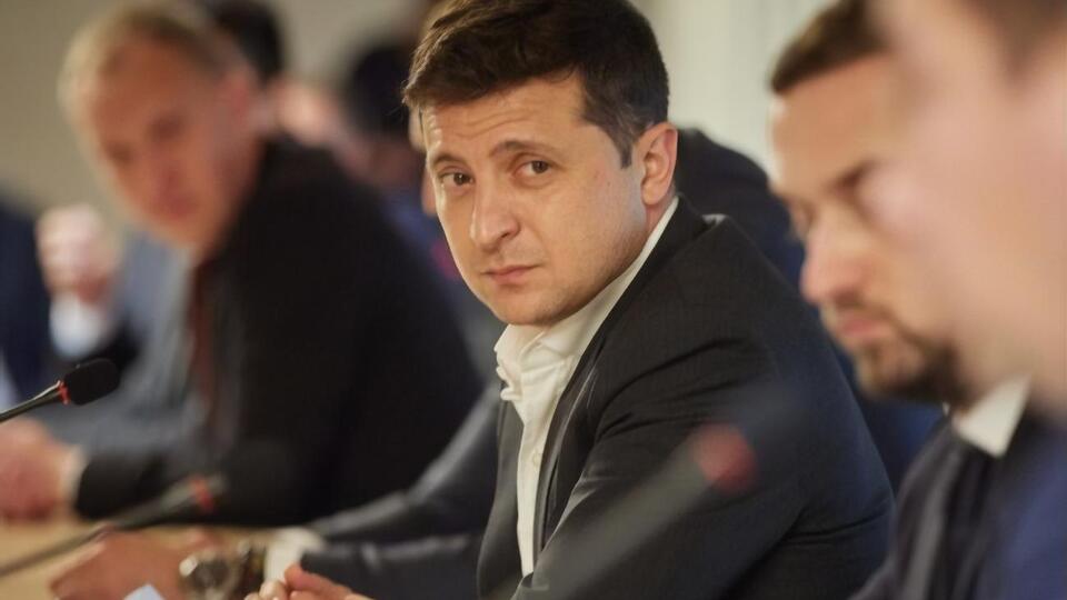 Президент Зеленський закликав парламент визнати неправомірним рішення КСУ, позбавити повноважень увесь склад суду і призначити новий