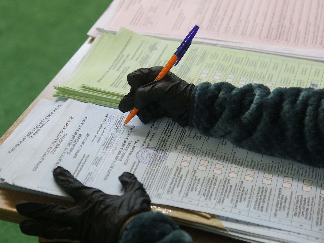 Донецкий окружной административный суд уже трижды установил, что оснований для пересчета голосов и отмены решений районных избирательных комиссий в Мариуполе нет