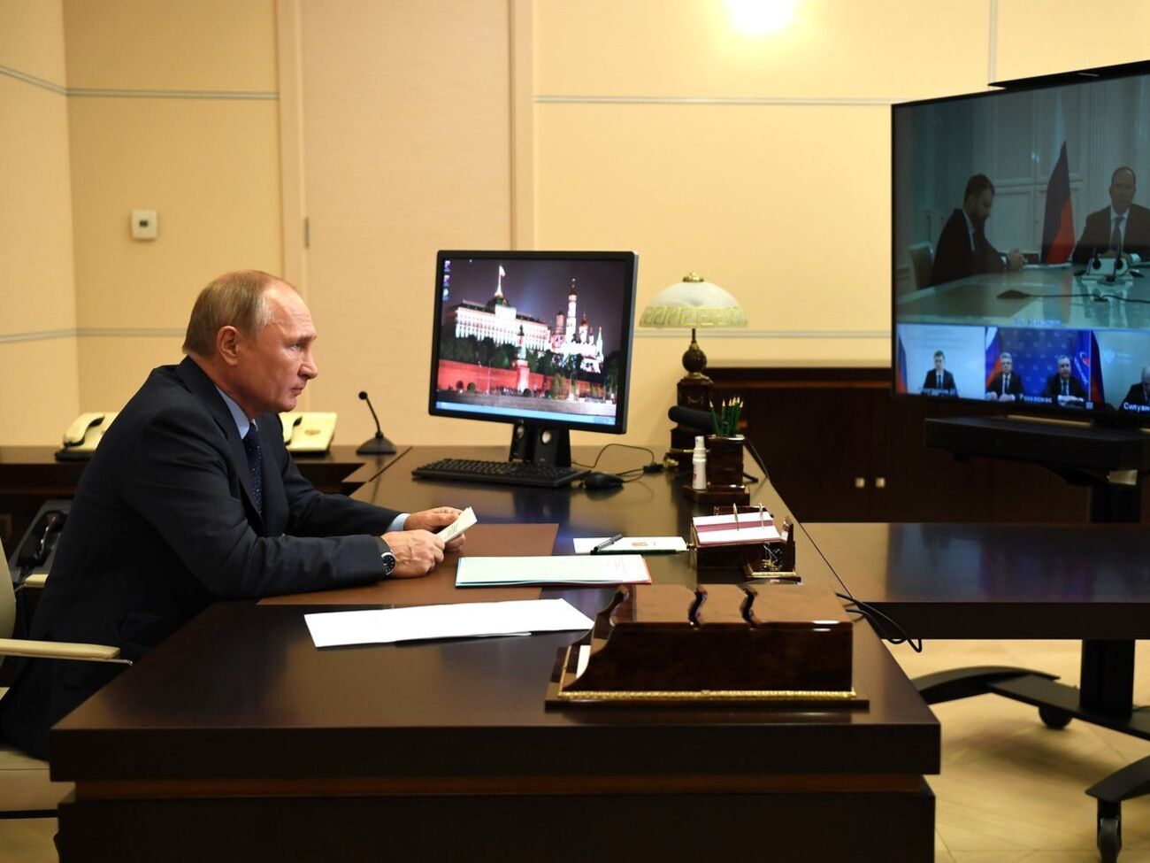 Путин потребовал объяснить причины задержки