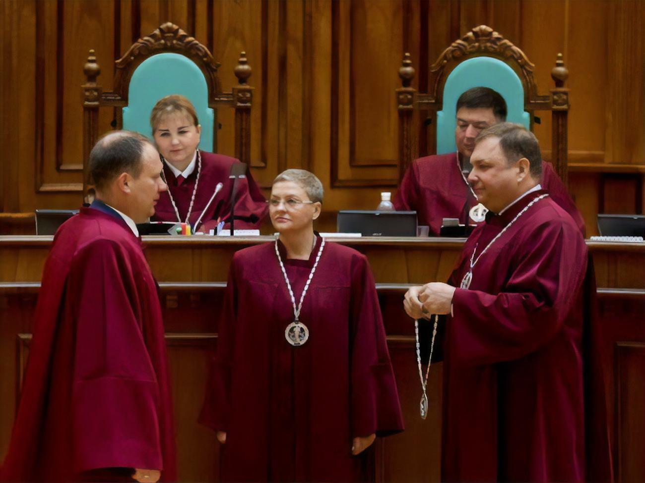 Зарплата Завгородньої (по центру) минулого року становила понад 4 млн грн
