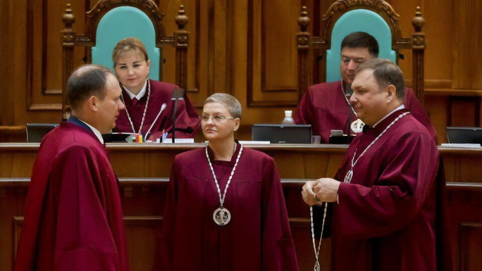 Зарплата Завгородньої (по центру) минулого року становила понад 4 млн грн